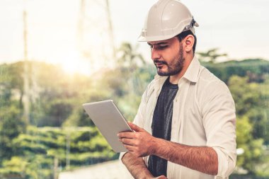 Ofiste genç adam mimar veya mühendis