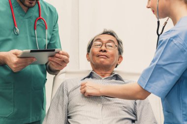 Doktor ekibi kıdemli yetişkin hasta bakımı.