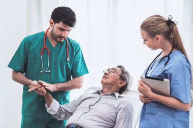 Doktor ekibi kıdemli yetişkin hasta bakımı.