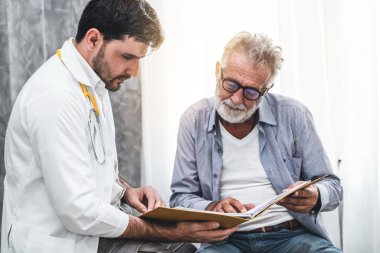 Kıdemli hasta hastanede doktor ziyaret.