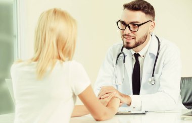 Hastane Ofisinde Erkek Doktor ve Kadın Hasta