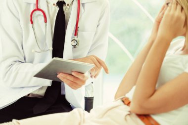 Hastane Ofisinde Erkek Doktor ve Kadın Hasta
