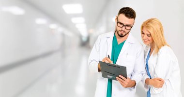 Doktorlar iş arkadaşlarıyla hastanede çalışıyorlar..