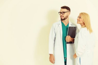 Beyaz arka planda kendinden emin doktor ekibi.