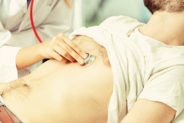 Kadın Doktor ve Erkek Hasta Hastane Ofisinde