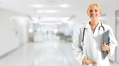 Hastane ofisinde çalışan kadın doktor..