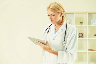 Hastane ofisinde çalışan genç kadın doktor.