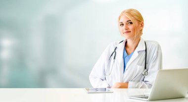 Hastanede dizüstü bilgisayar kullanan bir doktor..