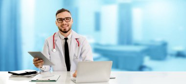 Hastanede tablet bilgisayar kullanan bir doktor..