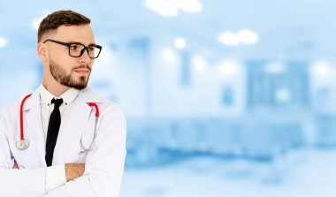 Hastanede çalışan genç erkek doktor..