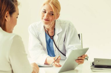 Kadın Doktor ve Kadın Hasta Hastane Ofisinde