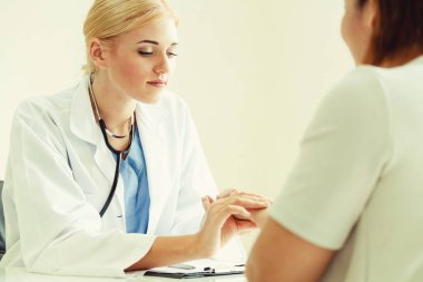 Kadın Doktor ve Kadın Hasta Hastane Ofisinde