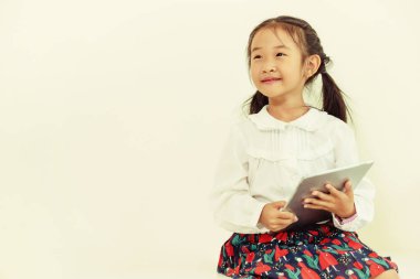 Tablet ile beyaz arka plan üzerinde küçük çocuk.