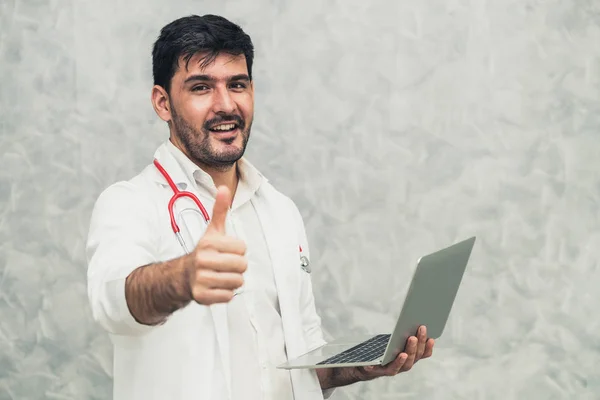 Doctor usando computadora portátil en el hospital. — Foto de Stock