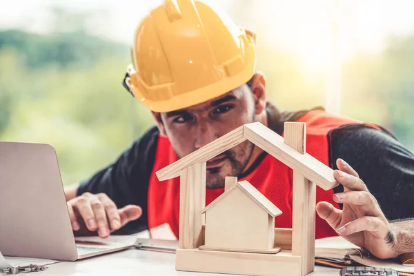 Junger Mann Architekt oder Ingenieur am Schreibtisch. — Stockfoto