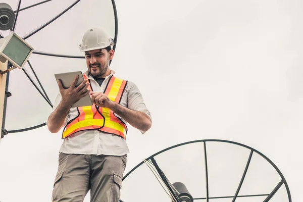 Tekniker eller tekniker som arbetar med parabolantenn — Stockfoto