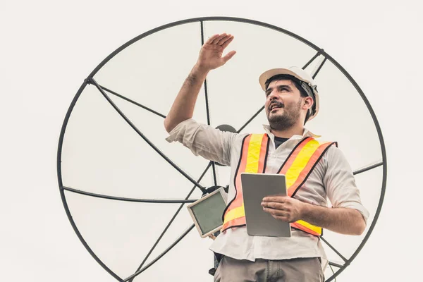 Techniker oder Ingenieur, der mit Satellitenschüssel arbeitet — Stockfoto