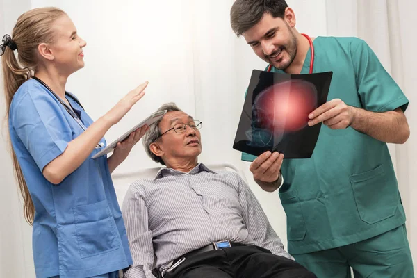 Medico lavoro di squadra con immagine pellicola a raggi x del paziente . — Foto Stock