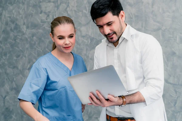 Médico y enfermera trabajando con computadora portátil . — Foto de Stock