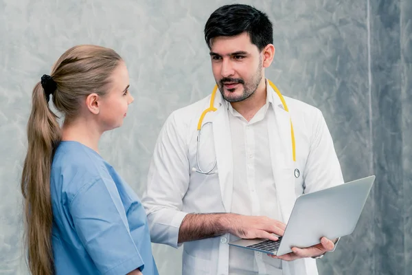 Médico y enfermera trabajando con computadora portátil . — Foto de Stock