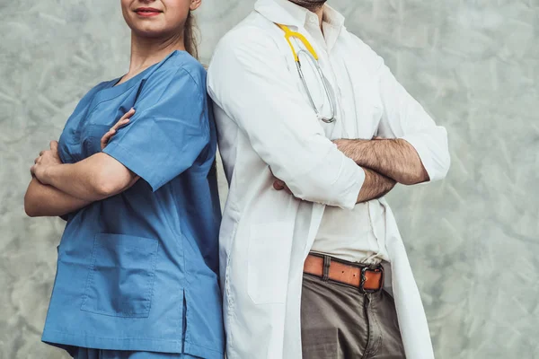 Doktor a ošetřovatelka pracující v nemocnici. — Stock fotografie
