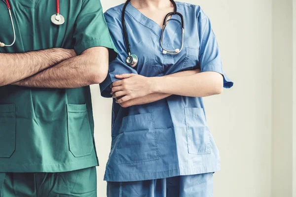 Grupo de pessoas de cuidados de saúde trabalham juntas no hospital . — Fotografia de Stock