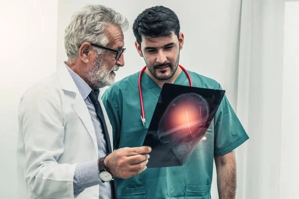 Doctor in het ziekenhuis werken aan x ray film afbeelding. — Stockfoto