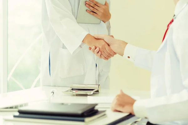Hastanedeki doktor başka bir doktorla el sıkışıyor — Stok fotoğraf
