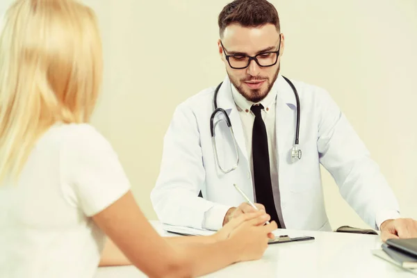 Médico y paciente femenino en el consultorio del hospital — Foto de Stock