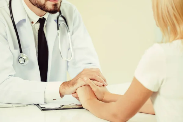 Medico maschile e paziente femminile in ospedale ufficio — Foto Stock