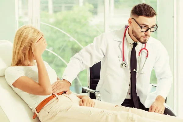 Medico maschile e paziente femminile in ospedale ufficio — Foto Stock