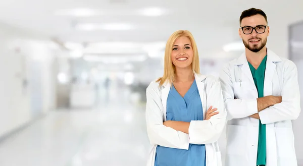 Ärzte arbeiten mit Kollegen im Krankenhaus zusammen. — Stockfoto