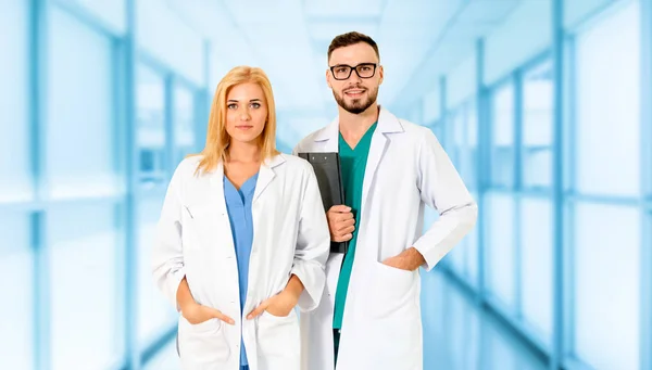 Ärzte arbeiten mit Kollegen im Krankenhaus zusammen. — Stockfoto