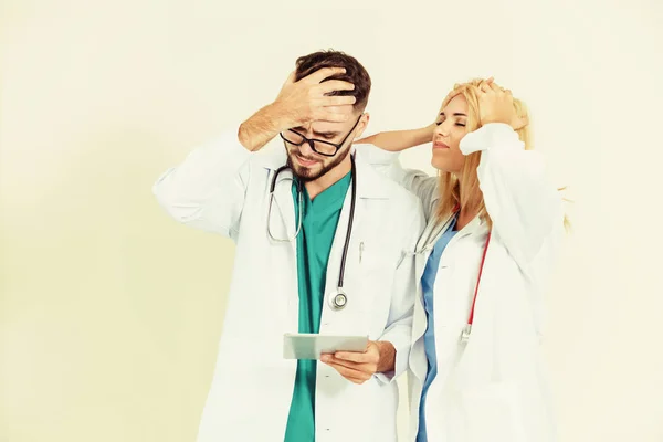 Два расстроенных врача. Концепция медицинской неудачи . — стоковое фото