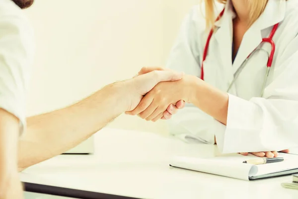 Doctor shake hand with patient in the hospital. — Stock Photo, Image