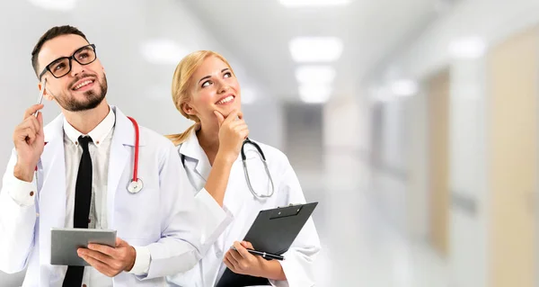 Médico no hospital trabalha no computador com parceiro . — Fotografia de Stock