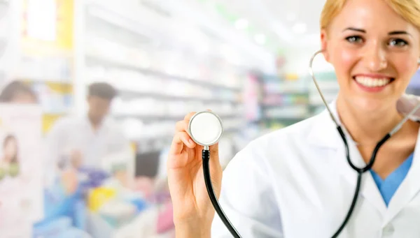 Farmacista donna che lavora in farmacia . — Foto Stock