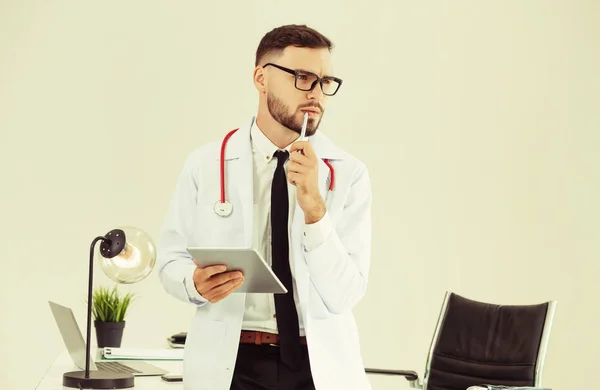 Dokter werkt op tablet computer in het ziekenhuis. — Stockfoto