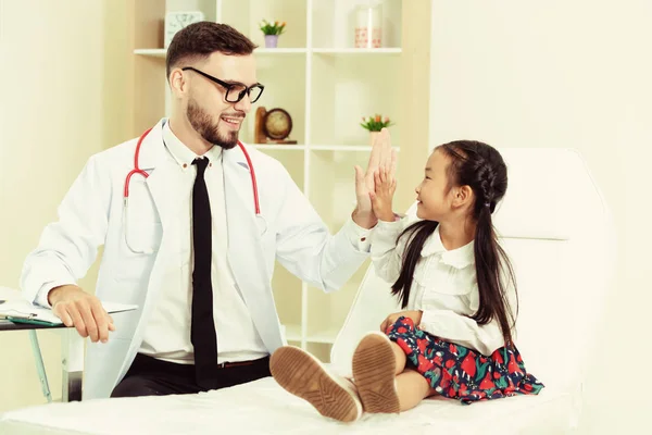 Doctor examining little happy kid in hospital. — Stock Photo, Image