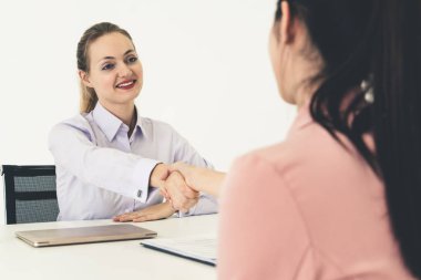 Görüşme için iki genç iş kadını buluşacak..