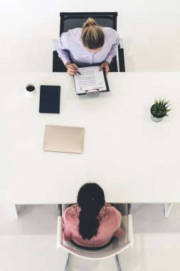 Görüşme için iki genç iş kadını buluşacak..