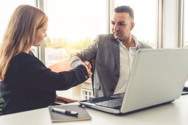 İş adamı tokalaşması ofiste iş kadını.