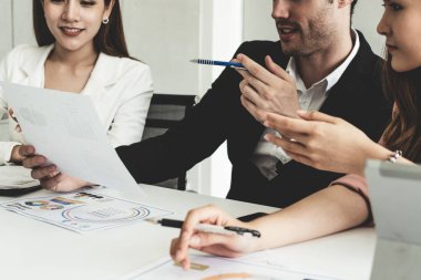 İşadamı ve işkadını ofiste çalışıyor..