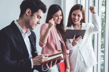 İşadamı iş yerinde kitap okuyor. .