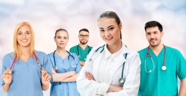 Doktor diğer doktorlar ile hastanede çalışıyor.