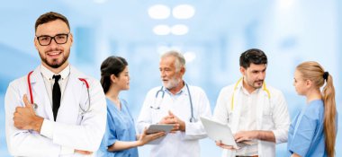 Doktor diğer doktorlar ile hastanede çalışıyor.