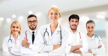 Doktor diğer doktorlar ile hastanede çalışıyor.