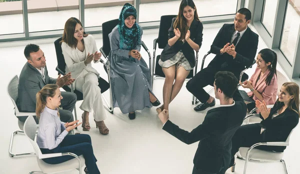 Empresarias y empresarios en reunión de grupo. — Foto de Stock