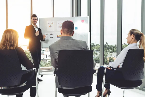 Empresarias y empresarios en reunión de grupo. — Foto de Stock