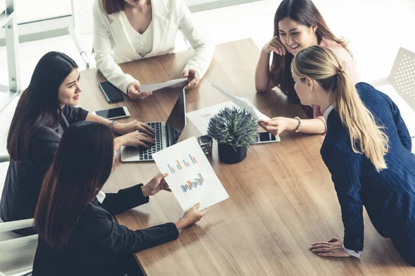 Femmes d'affaires en réunion, Ordinateur portable sur la table — Photo